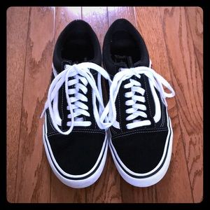 Men’s Van’s Old Skool sneakers.